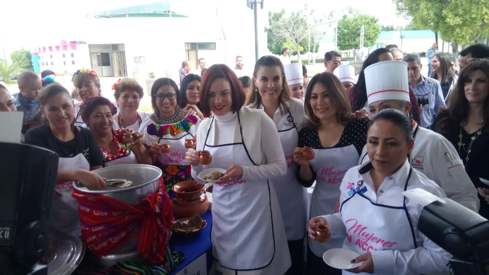 La presidenta del DIF estatal estuvo presente en muestra gastronómica.  Foto Monsetrrat García  El Sol de San Juan del Río.